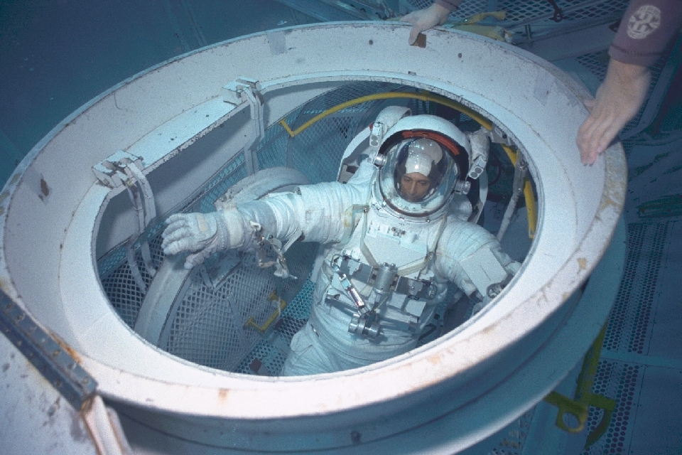 Figura 4: Chang Díaz participa en una simulación bajo de agua de un paseo espacial de contingencia durante una sesión de entrenamiento en el Centro Espacial Johnson.