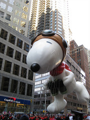 Figura 1: El globo de Snoopy en el Desfile del día de Acción de Gracias de Macy's del año 2008