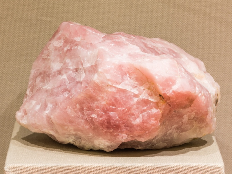 Figura 1: Un ejemplo de cuarzo rosa, coloreado por trazas de titanio.