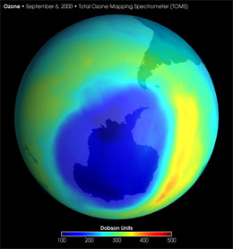 Figura 4: Una foto del Agujero de ozono antártico en el 2000, uno de los agujeros más grandes. Se da los niveles de ozono en unidades Dobson, una medida específica de investigación de ozono estratosférico y denominado así en honor a G.M.B. Dobson, uno de los primeros científicos que investigó el ozono atmosférico, para más información vea http://toms.gsfc.nasa.gov/teacher/basics/dobson.html.