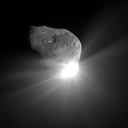 Figura 4: Una imagen del cometa Tempel 1, 67 segundos después del choque con la sonda Deep Impact. Crédito de la imagen: NASA/JPL-Caltech/UMD http://deepimpact.umd.edu/gallery/HRI_937_1.html