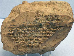 Figura 1: Placa de barro con una lista de eclipses de entre 518 y 465 antes de nuestra era, de la antigua ciudad de Babilonia en Mesopotamia. 