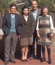 Figura 9: Los Okazakis y los Kornbergs. Desde la izquierda: Reiji y Tsuneko Okazaki, Alfred y Sylvy Kornberg. c1975.