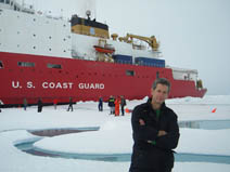 Figura 1: Kevin Arrigo en el hielo en el Circulo Ártico.