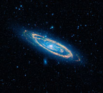 Figura 5: La galaxia Andrómeda, una de las nebulosas espirales estudiadas por Vesto Slipher, como fue visto en luz infrarroja por el Wide-field Infrared Survey Explorer (Explorador de Campo ancho infrarrojo) de la NASA.