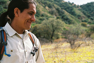 Figura 1: Biólogo de Vida Silvestre Sergio Avila, nacido en México, trabaja para la Alianza Sky Island en Tucson, Arizona.