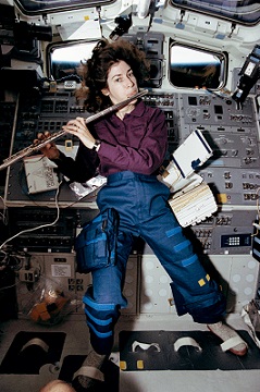 Figura 5: Ellen Ochoa tomándose un breve descanso de trabajar en STS-56 para tocar unas cuantas canciones en su flauta.