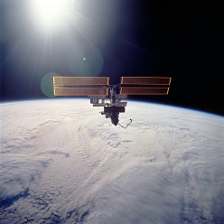 Figura 7: Vista del International Space Station mientras que el transbordador espacial Atlantis se va al final de STS-110. El braguero instalado por la tripulación junta es visible.
