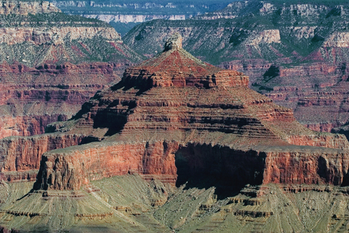 Figura 4: Redbeds o capas rojas como el grupo Supai expuesto en los acantilados del Templo Isis en el Gran Cañon, son tierras antiguas que tienen un color rojo brillante debido al hierro oxidado abundante que contienen. Las capas rojas comenzaron nada masa a formarse hace 2 mil millones de años, cuando la atmósfera contenía suficiente gas de oxigeno para reaccionar con el hierro en los sedimentos. 