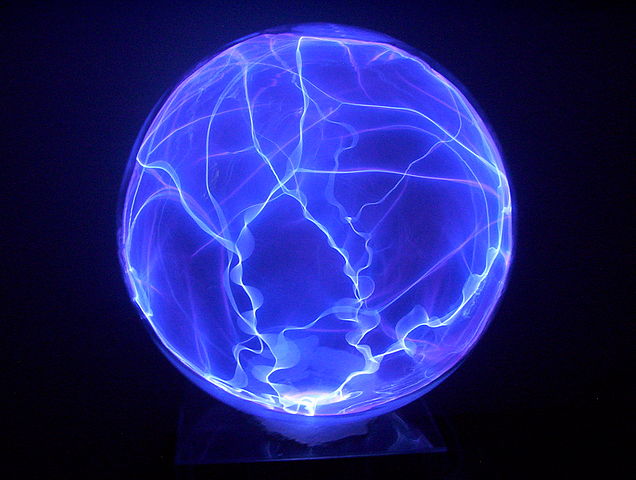 Figura 3: Los filamentos de plasma arremolinando en un globo. Inventado por Nikola Tesla, la lámpara de plasma es una esfera de vidrio conteniendo gases nobles con electrodo de alto voltaje en centro. 