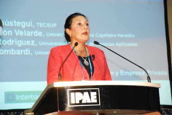 Figura 1: Dr. Fabiola León-Velarde hablando en la Conferencia Anual de Executivos del 2009 (CADE) del Instituto Peruano de Administración de Empresas (IPAE).