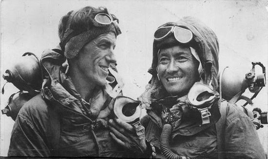 Figura 4: Tenzing Norgay y Edmund Hillary, las primeras personas en alcanzar la cima del Monte de Everest, mostrados con su equipo de suplemento de oxigeno.