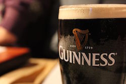 El proceso de elaboración de la cerveza es una actividad sorprendentemente científica. La Cervecería Guinness fundó su primer laboratorio de investigación en 1901 y contrató a un joven científico que tuvo un impacto duradero en el campo de la estadística.
