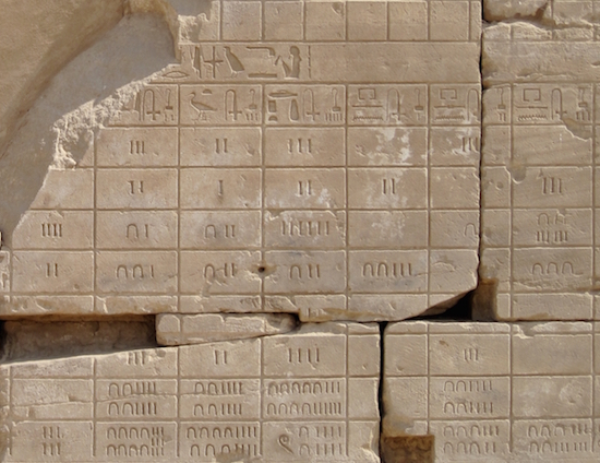 Figura 1: Jeroglíficos numéricos en el templo de Karnak en el norte de Luxor, Egipto.